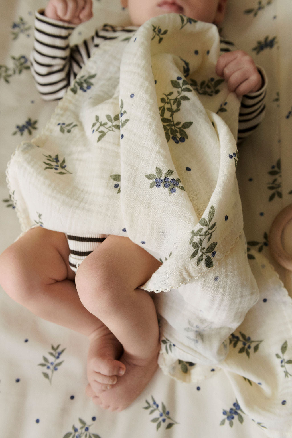 Dear April Wickelkissen Blueberries