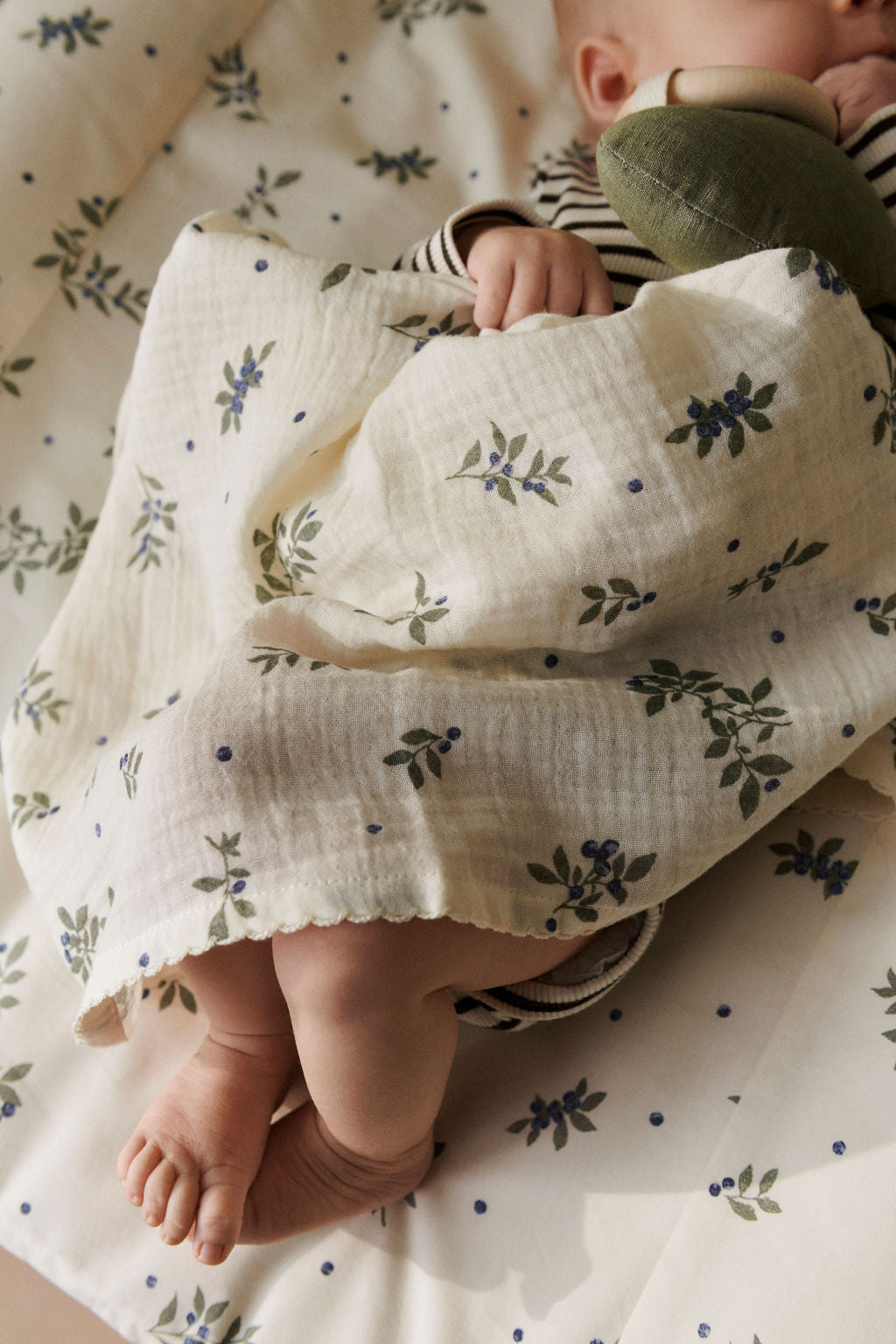 Dear April Wickelkissen Blueberries