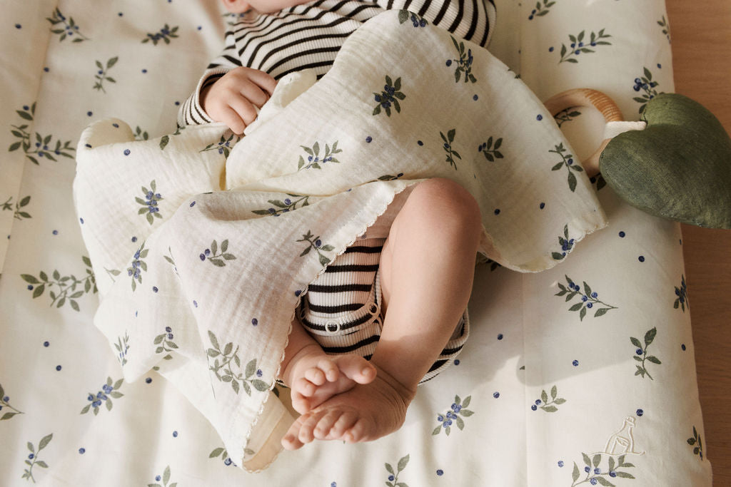 Dear April Wickelkissen Blueberries