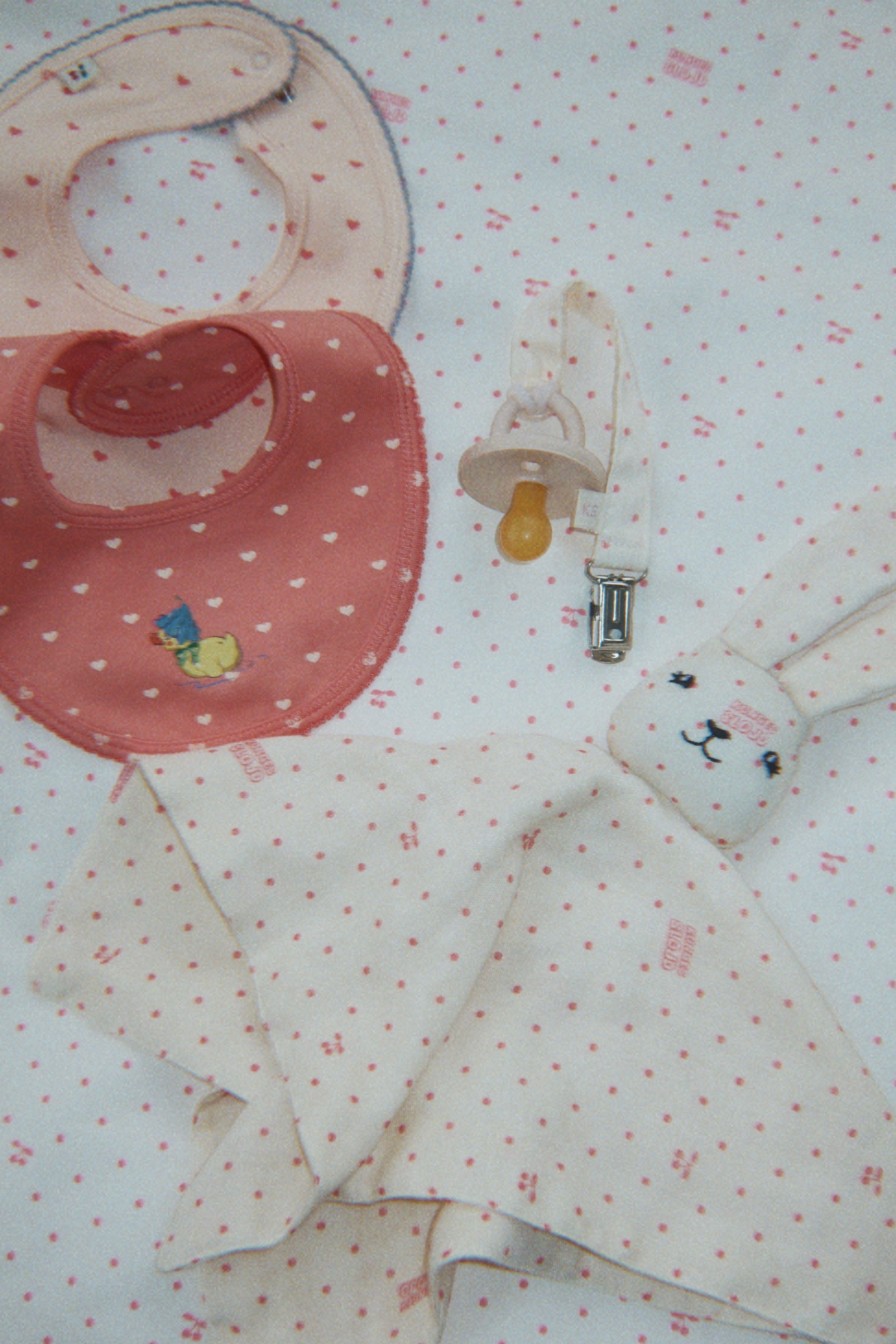 Konges Sløjd Kuscheltuch Sleepy Rabbit, cherry dot
