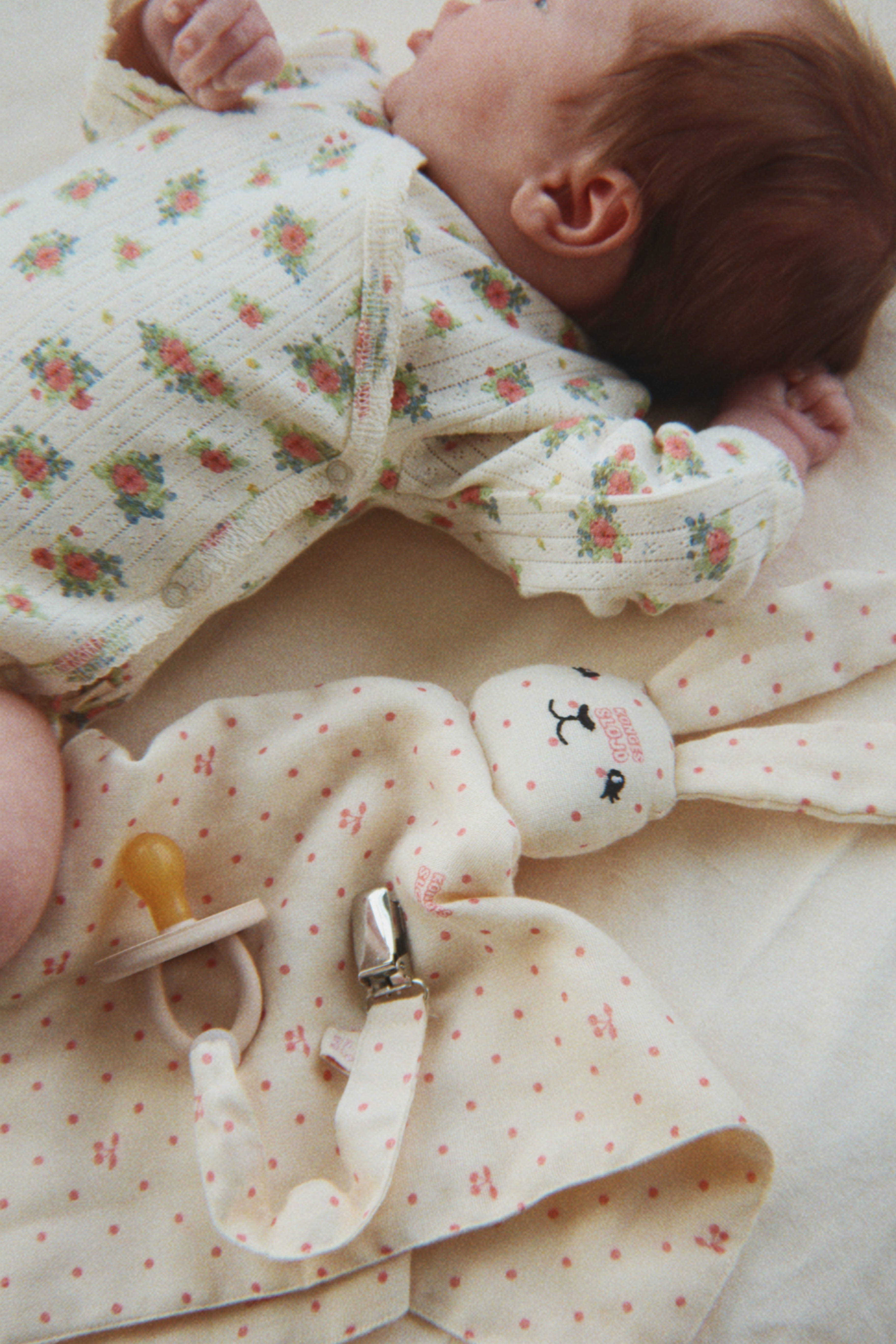 Konges Sløjd Kuscheltuch Sleepy Rabbit, cherry dot